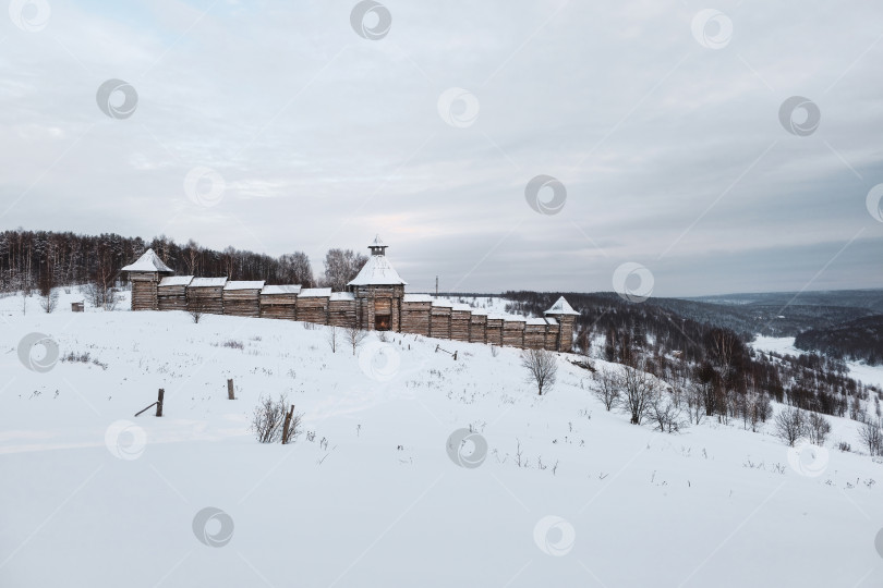 Скачать Старая деревянная крепость на заснеженном холме фотосток Ozero