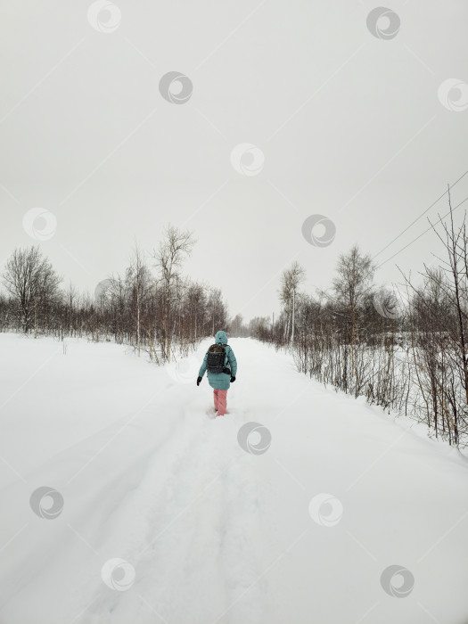 Скачать Одинокий путник в сказочном зимнем лесу. фотосток Ozero