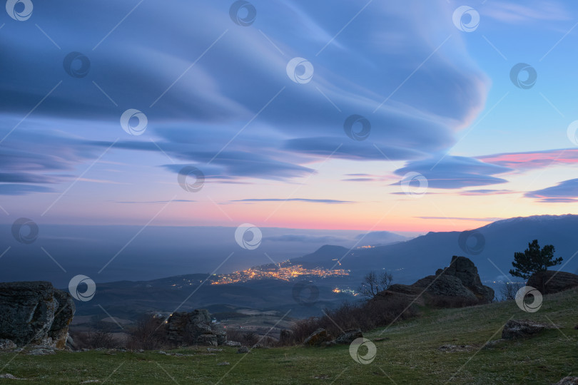 Скачать Красивые линзовидные облака над Алуштой. фотосток Ozero