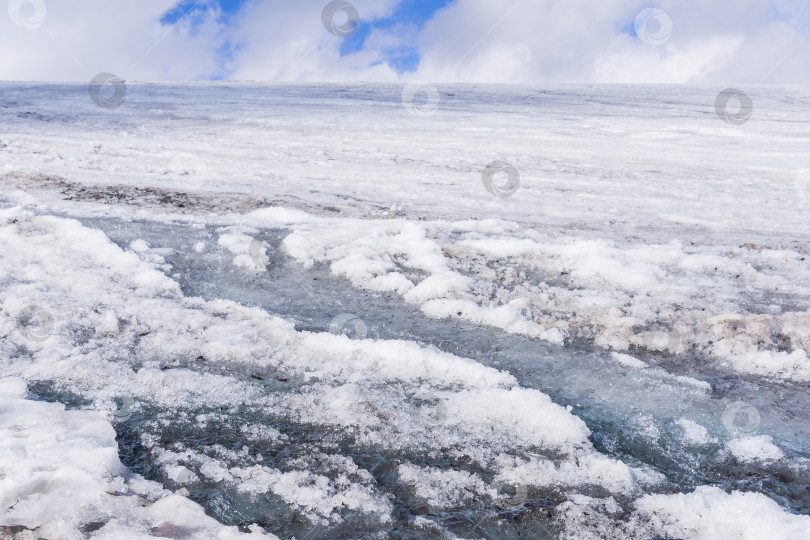 Скачать потоки воды на поверхности тающего высокогорного ледника фотосток Ozero