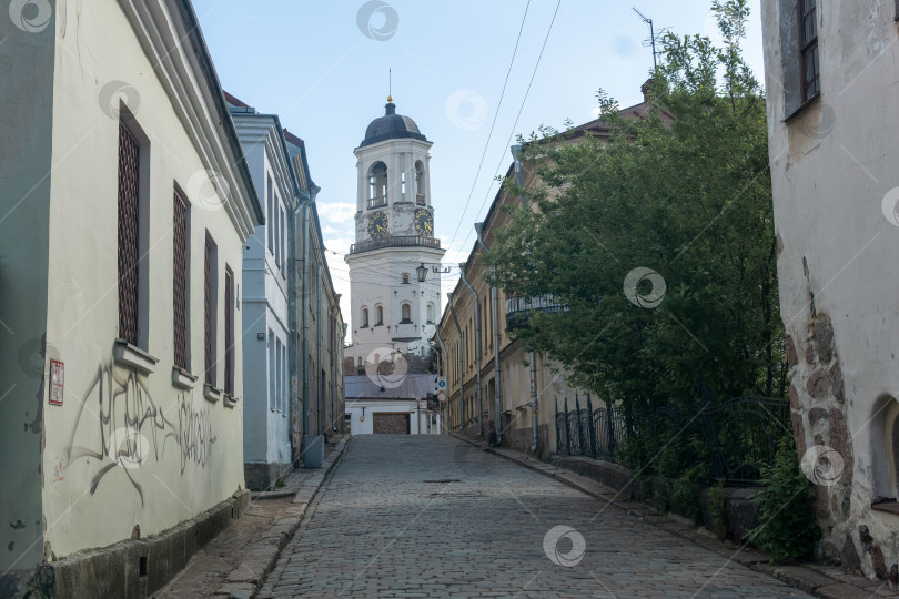 Скачать Вид на часовую башню и старую улицу в Выборге, Россия фотосток Ozero