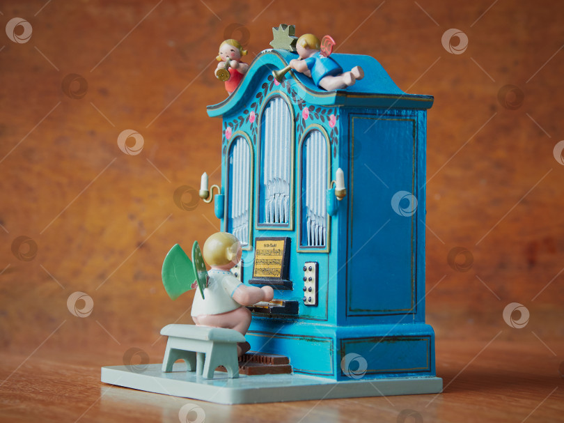Скачать Старая деревянная музыкальная рождественская игрушка. фотосток Ozero