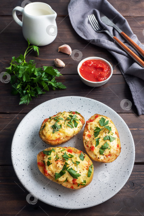 Скачать Запеченный картофель в кожуре, фаршированный сыром с чесноком и зеленью. фотосток Ozero