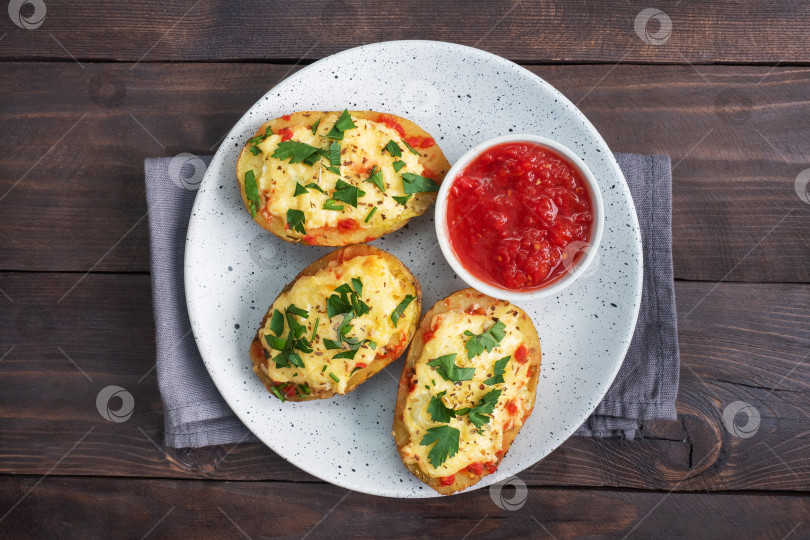 Скачать Запеченный картофель в кожуре, фаршированный сыром с чесноком и зеленью. Скопировать через пробел фотосток Ozero