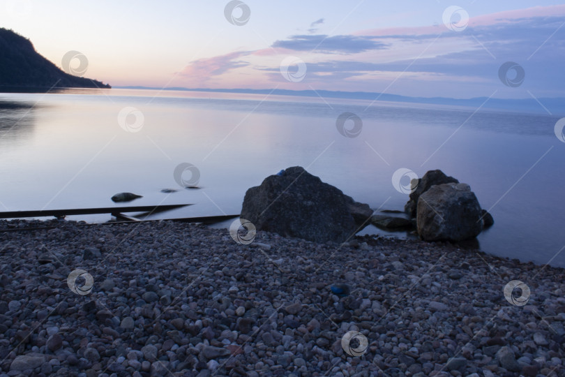 Скачать Вид на большое красивое озеро, Байкал, Россия фотосток Ozero