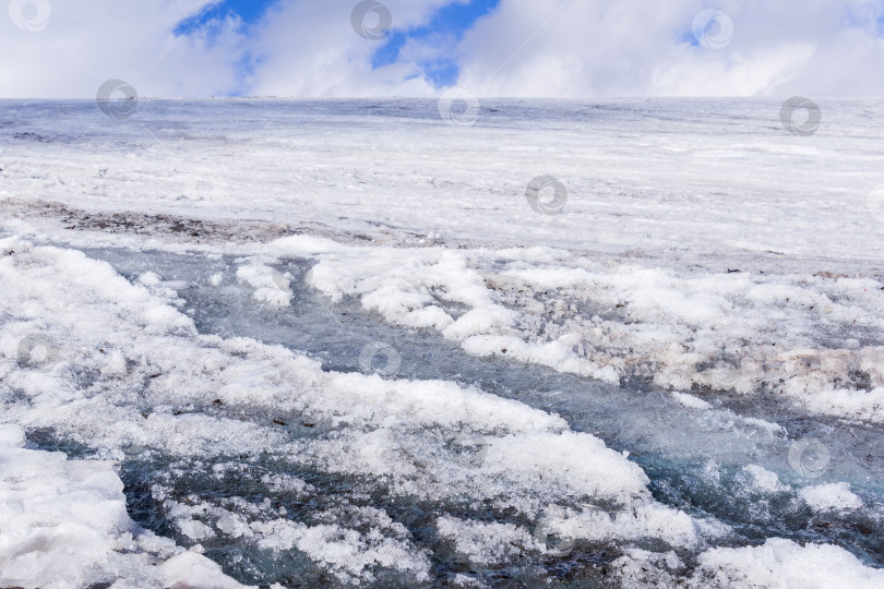 Скачать потоки воды на поверхности тающего высокогорного ледника фотосток Ozero