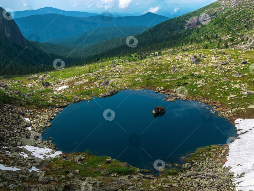 Скачать Горы Саянского хребта со скалами, озером, соснами летом фотосток Ozero