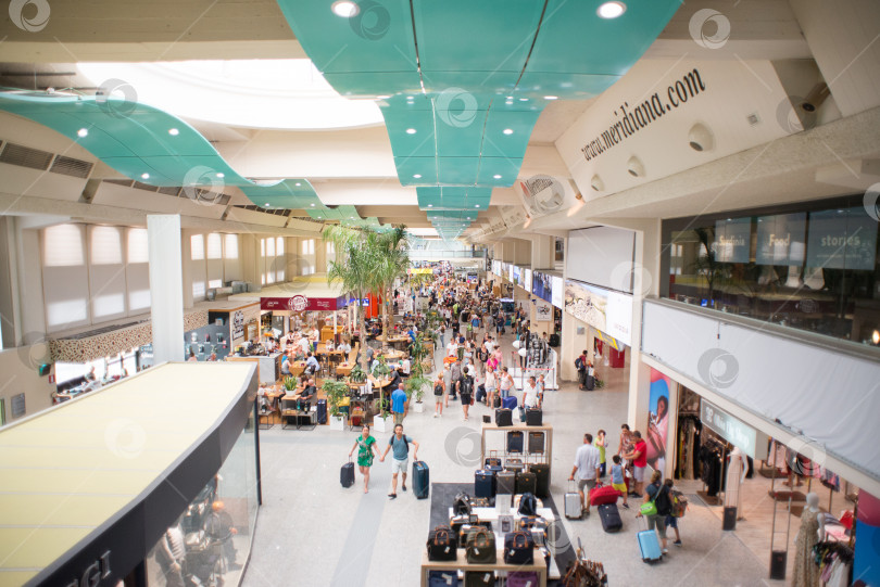 Скачать Зал аэропорта Коста-Смеральда в Ольбии с пассажирами внутри. фотосток Ozero