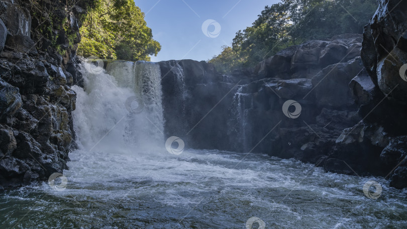 Скачать Красивый необычный водопад. фотосток Ozero