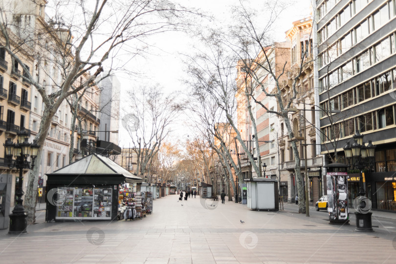 Скачать Утро на улице Рамбла в Барселоне, Испания. фотосток Ozero