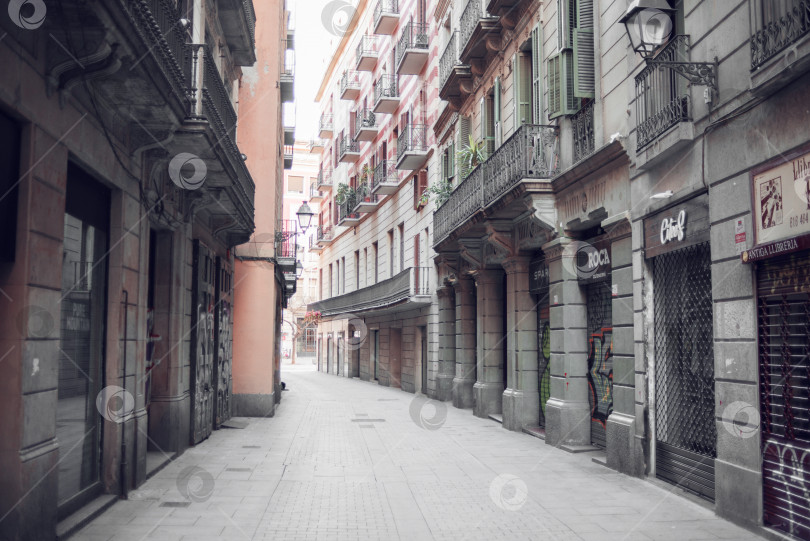 Скачать Утро на улице Кануда в Барселоне, Испания. фотосток Ozero