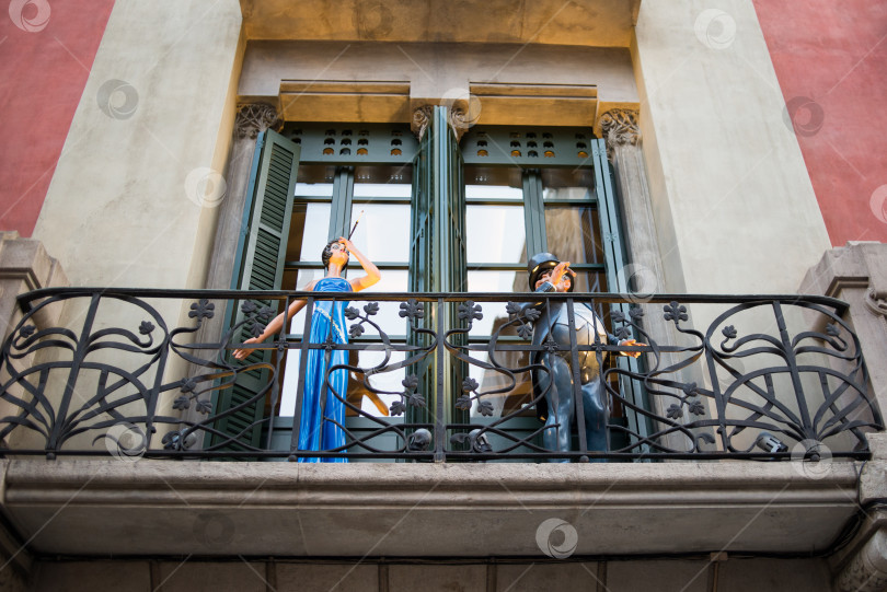 Скачать Старинные статуи на улице Аркс в Барселоне, Испания. фотосток Ozero