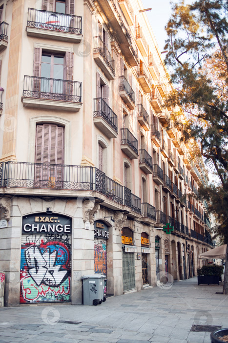 Скачать Старое здание находится между улицей Капелланс и проспектом Катедраль в Барселоне, Испания. Вид с площади Пласа-Нова. фотосток Ozero
