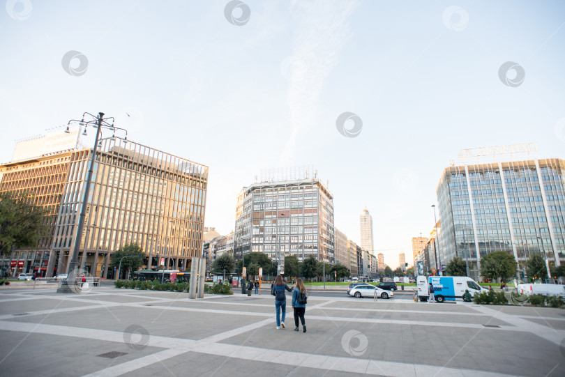 Скачать Площадь Дука д'Аоста Рядом с Центральным железнодорожным вокзалом Милана. фотосток Ozero