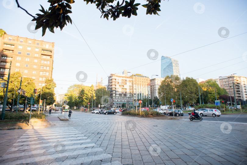 Скачать Утро на улице Виттора Пизани в деловой части Милана. фотосток Ozero