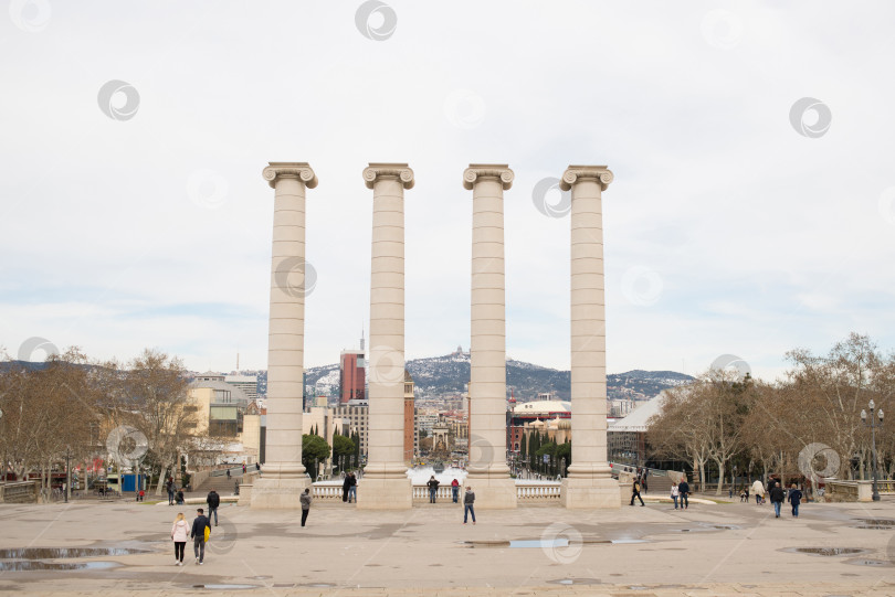 Скачать Четыре колонны и фонтан Монжуик в Барселоне. фотосток Ozero