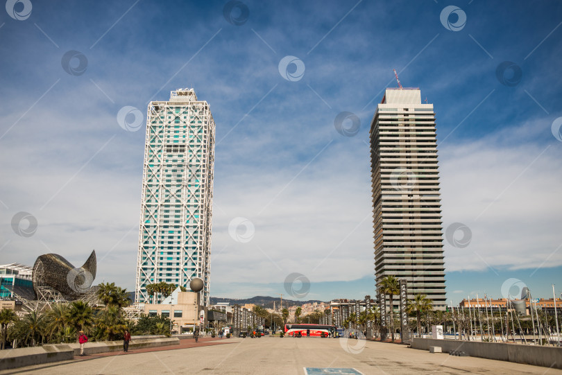 Скачать Панорама Барселоны с небоскребом Olimpic Villa Building фотосток Ozero