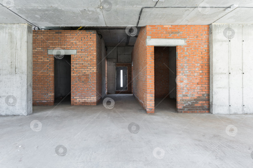 Скачать интерьер квартиры без отделки в серых тонах. черновая отделка фотосток Ozero