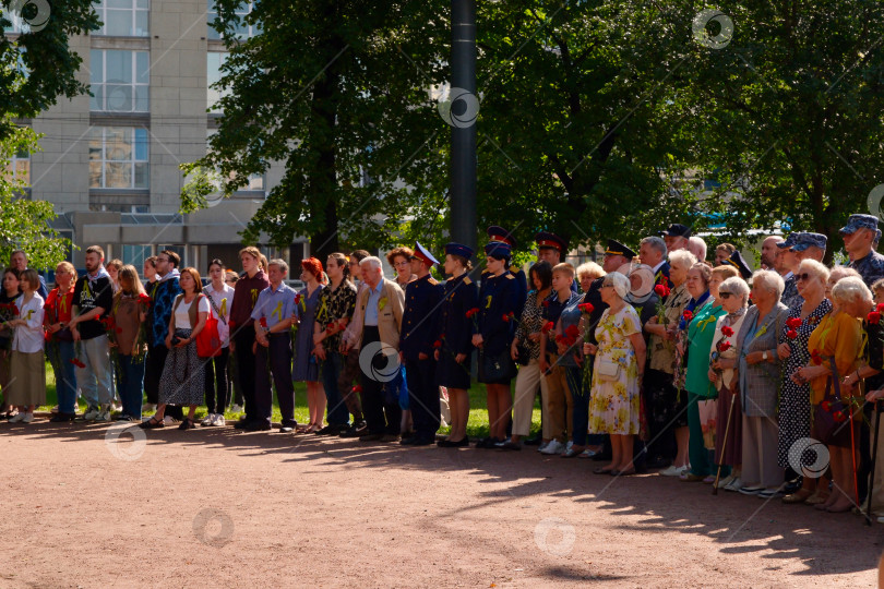 Скачать Жители района с гвоздиками в день 80-летия окончания Ленинградской битвы возле монумента народным ополченцам фотосток Ozero