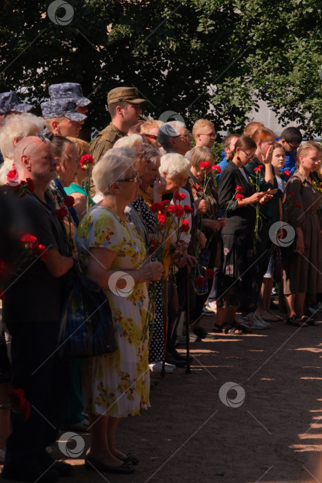 Скачать Жители района и росгвардецы с гвоздиками в день 80-летия окончания Ленинградской битвы перед возложением цветов фотосток Ozero