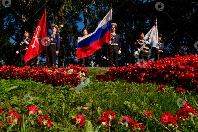 Скачать Курсанты с флагами возле монумента народным ополченцам в день 80-летия окончания Ленинградской битвы фотосток Ozero