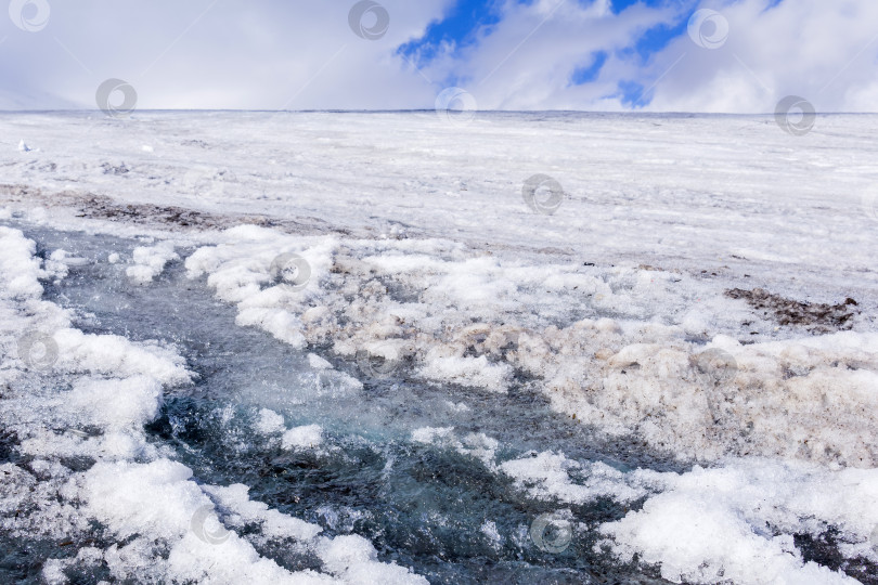 Скачать потоки воды на поверхности тающего высокогорного ледника фотосток Ozero