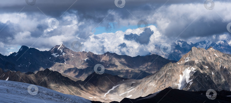 Скачать панорамный горный пейзаж, скалы и ледники среди облаков фотосток Ozero