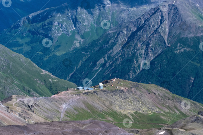 Скачать Обсерватория на пике Терскол в горной долине на высоте 3127 метров фотосток Ozero