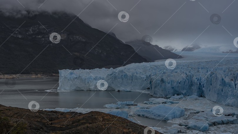 Скачать Знаменитый ледник Перито-Морено. фотосток Ozero