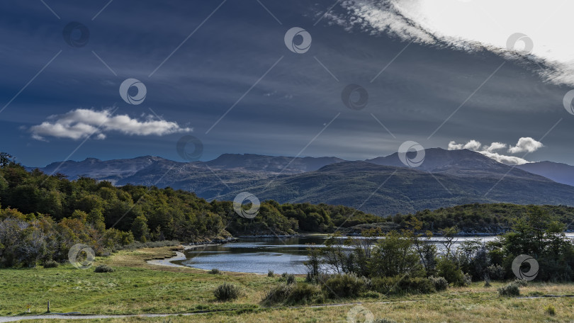 Скачать Прекрасный осенний пейзаж. фотосток Ozero