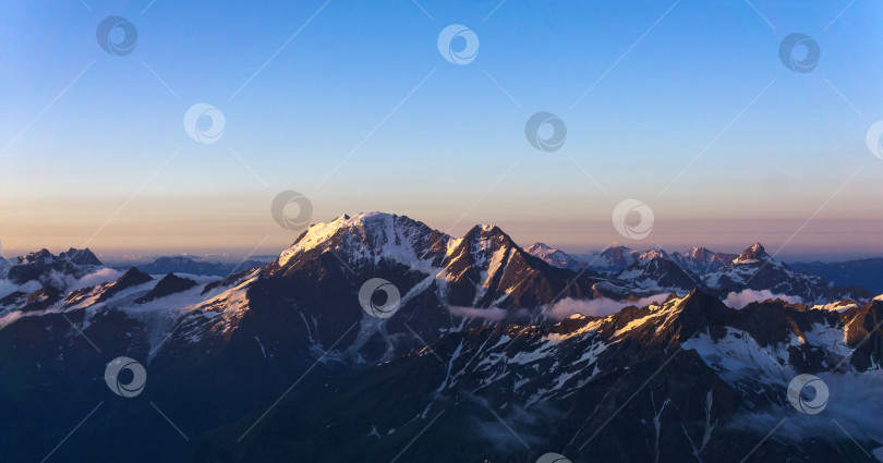 Скачать горные вершины в лучах рассвета, природный ландшафт фотосток Ozero