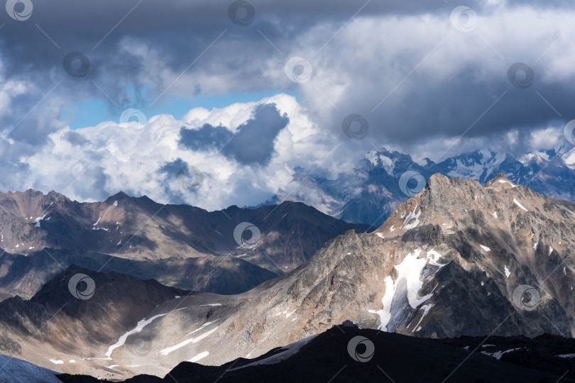 Скачать горный пейзаж, скалы и ледники среди облаков фотосток Ozero