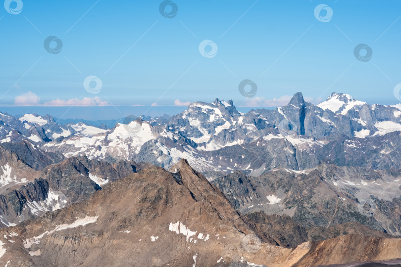 Скачать высокогорный ландшафт, горные хребты и море на горизонте фотосток Ozero