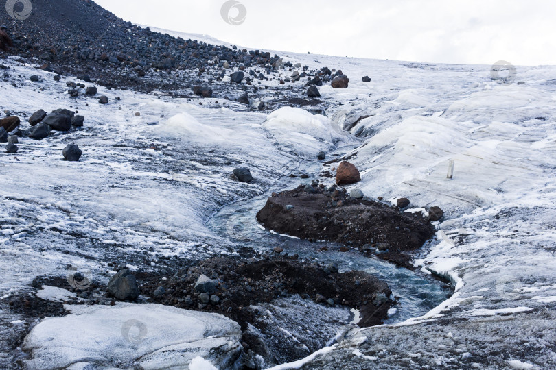 Скачать потоки воды на поверхности тающего высокогорного ледника фотосток Ozero