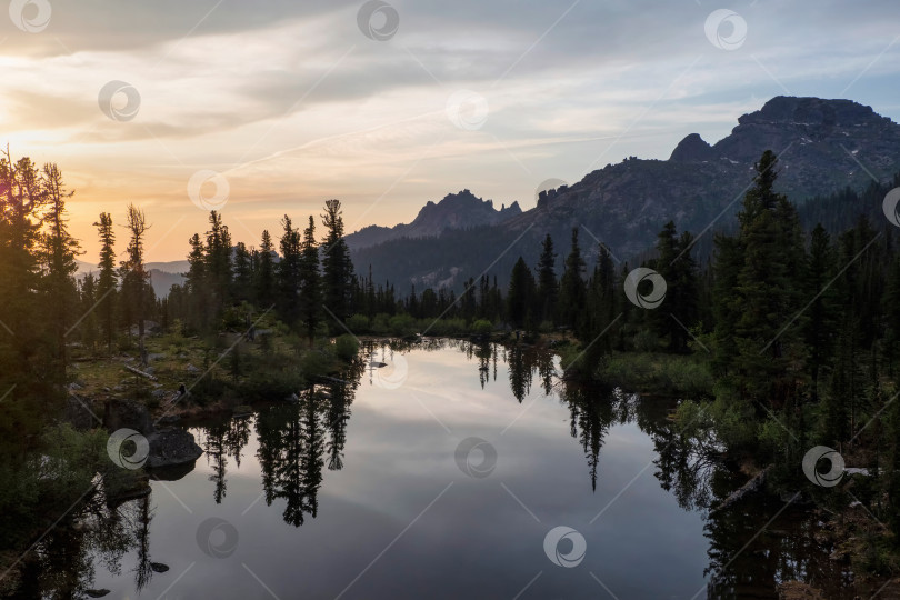 Скачать Сумерки на горном озере. фотосток Ozero