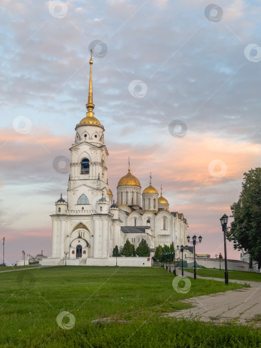 Скачать Владимирский Успенский собор. Вечерний вертикальный вид. фотосток Ozero