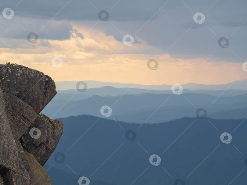 Скачать Каменный хребет. Скала на фоне закатного неба. фотосток Ozero