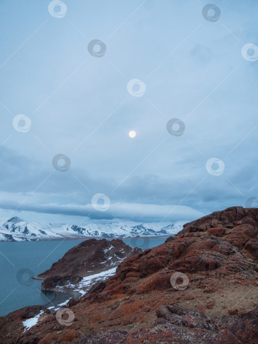 Скачать Полная луна над монгольским озером Толбо-Нуур. фотосток Ozero