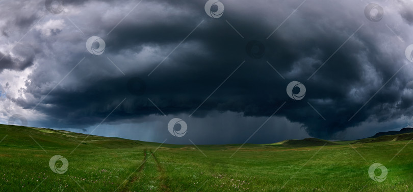 Скачать Панорама, приближается ливень. фотосток Ozero