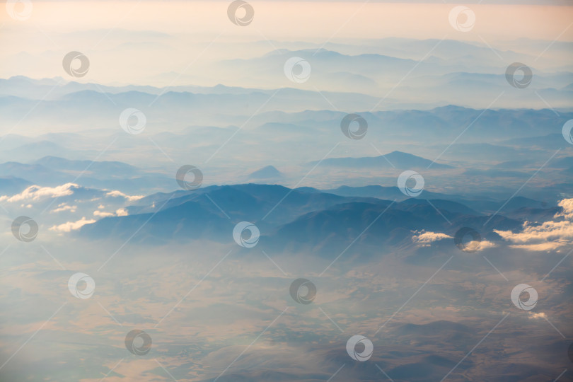 Скачать Вид на планету Земля, вид с самолета, горы и облака фотосток Ozero