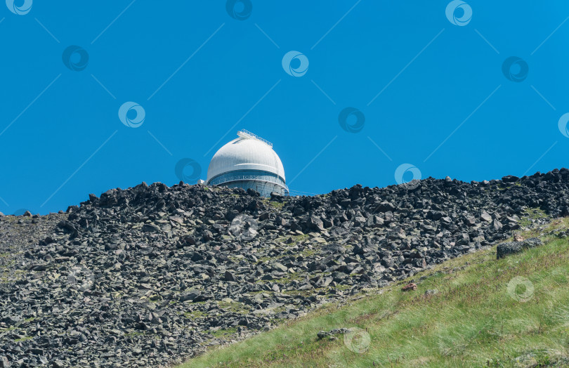 Скачать обсерватория на вершине горы на фоне голубого неба фотосток Ozero