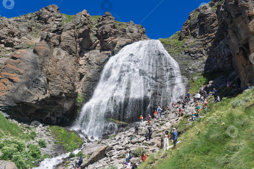 Скачать туристы у водопада Девичьи косы в Приэльбрусье фотосток Ozero