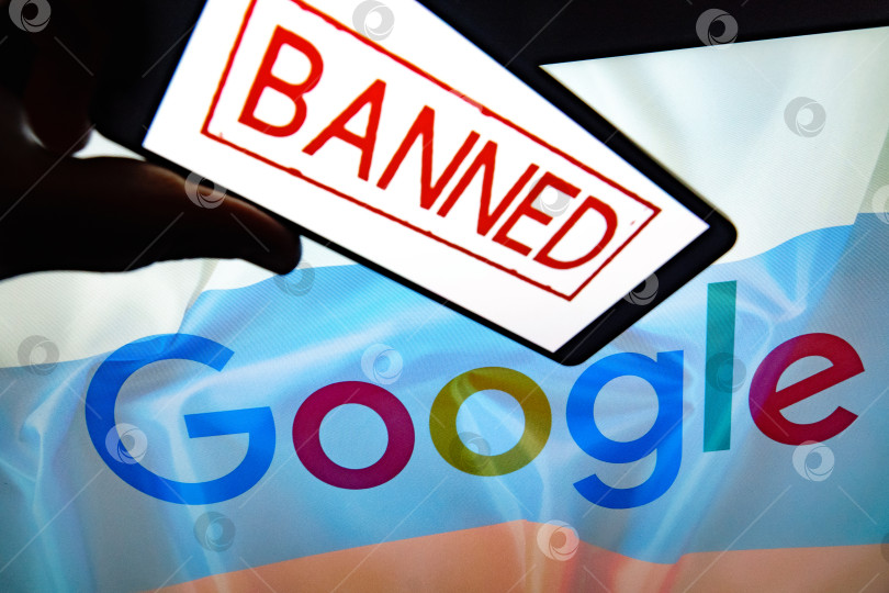 Скачать Логотип Google на фоне флага России с надписью "banned" на экране смартфона.
20 августа 2024.
Москва, Россия. фотосток Ozero