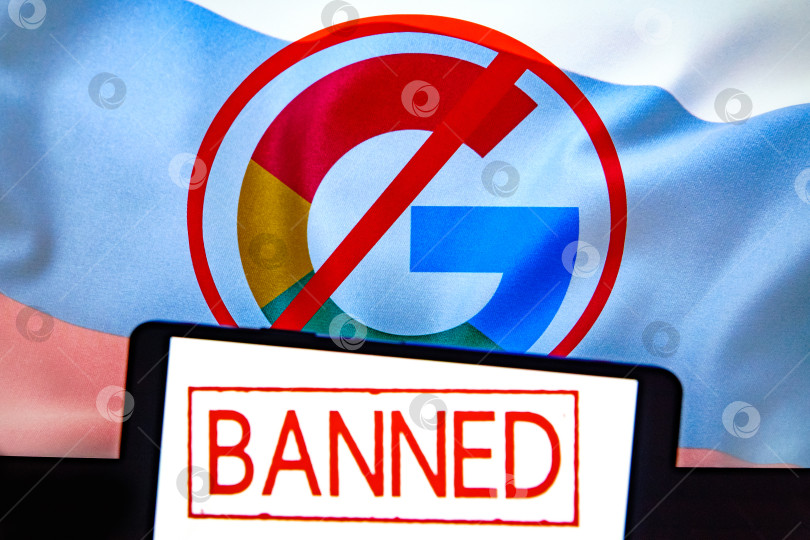 Скачать Перечеркнутый логотип Google на фоне флага России с надписью "banned" на экране смартфона.
20 августа 2024.
Москва, Россия. фотосток Ozero