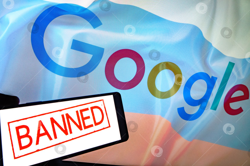 Скачать Логотип Google на фоне флага России с надписью "banned" на экране смартфона.
20 августа 2024.
Москва, Россия. фотосток Ozero