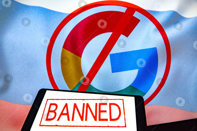 Скачать Перечеркнутый логотип Google на фоне флага России с надписью "banned" на экране смартфона.
20 августа 2024.
Москва, Россия. фотосток Ozero