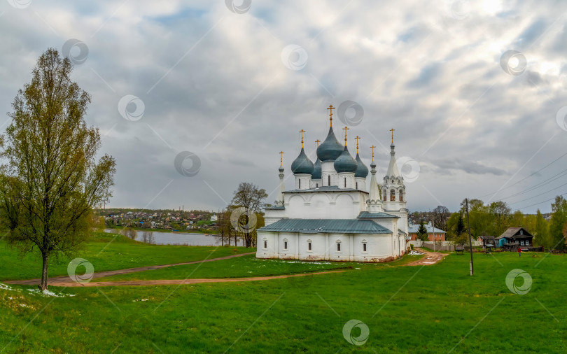 Скачать Крестовоздвиженский собор с садом деревьев у источника в Тутаеве, Россия. фотосток Ozero