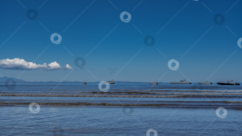 Скачать Волны голубого океана, пенясь, накатываются на берег. фотосток Ozero