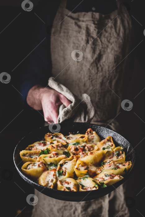 Скачать Сотейник с макаронами, фаршированными говяжьим фаршем, шпинатом и сыром фотосток Ozero