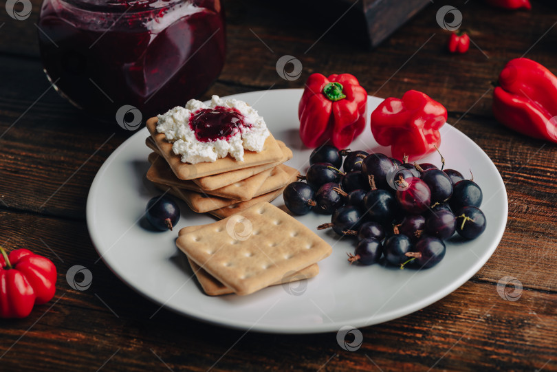 Скачать Крекеры со сливочным сыром и джемом из перца чили фотосток Ozero